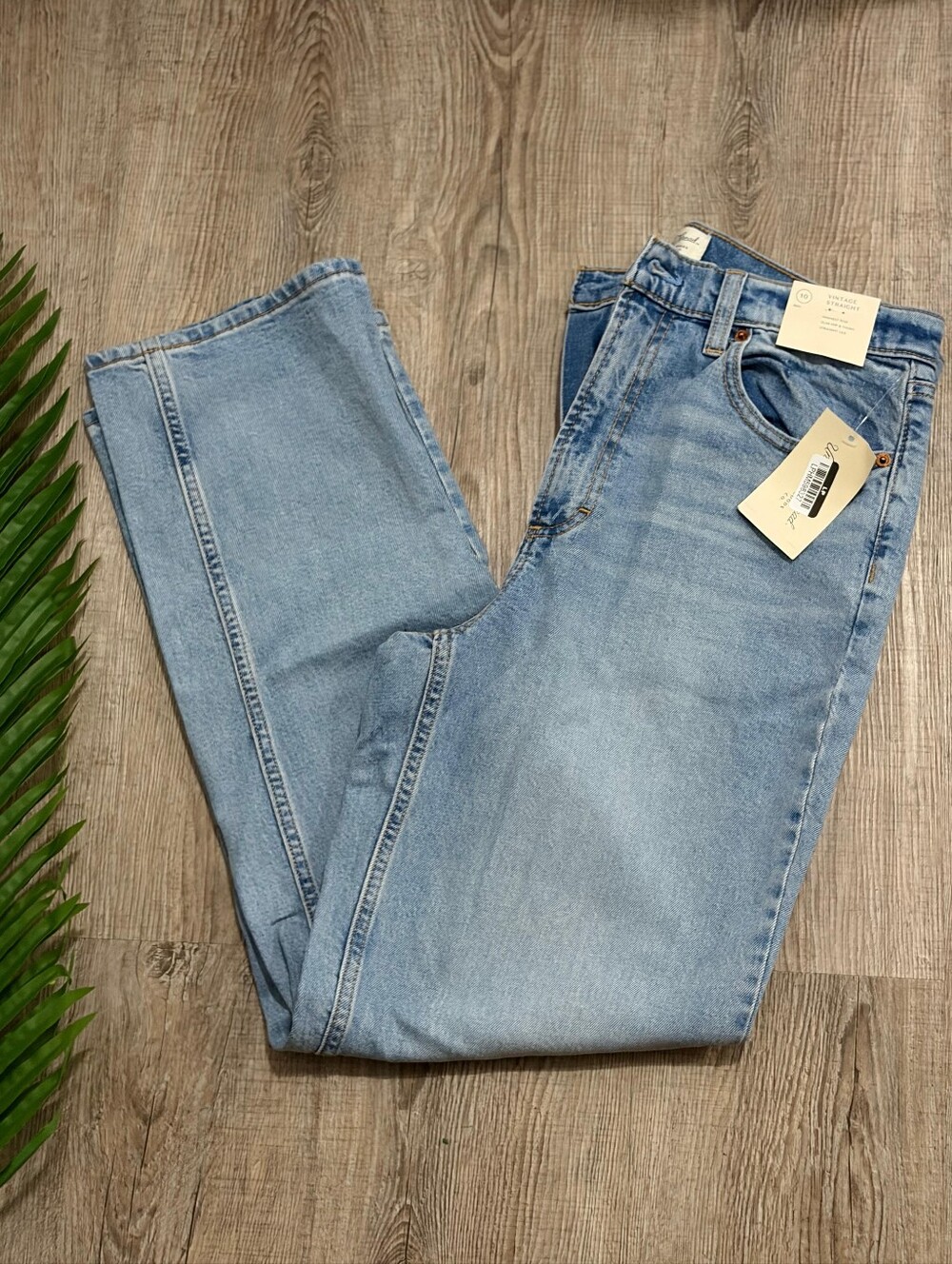 Universal Thread Light Wash Straight Jeans